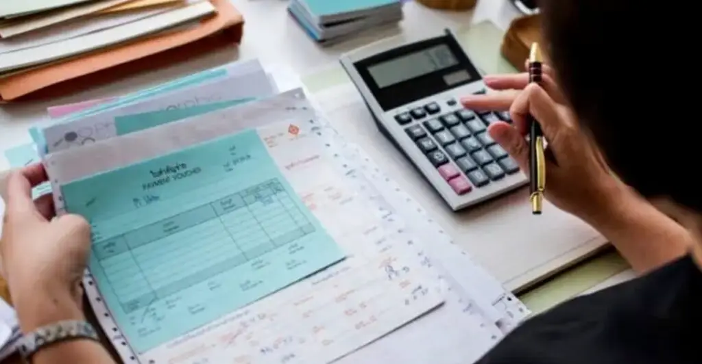 Bookkeeper handling invoiced transactions Bookkeeper handling invoiced transactions
